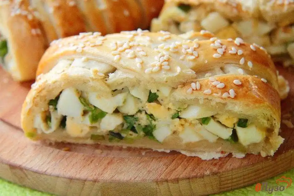 Пирог с луком и яйцом