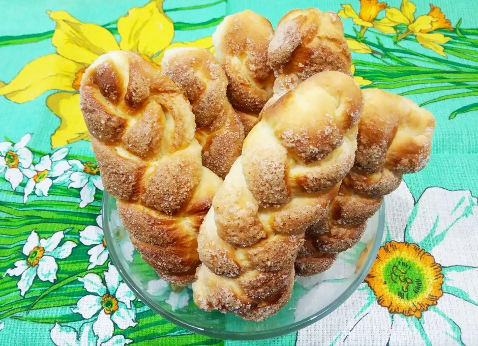 Сдобные булочки косички