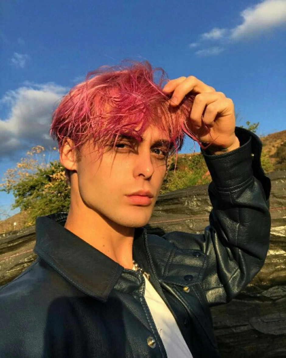 Dyed hair man курт