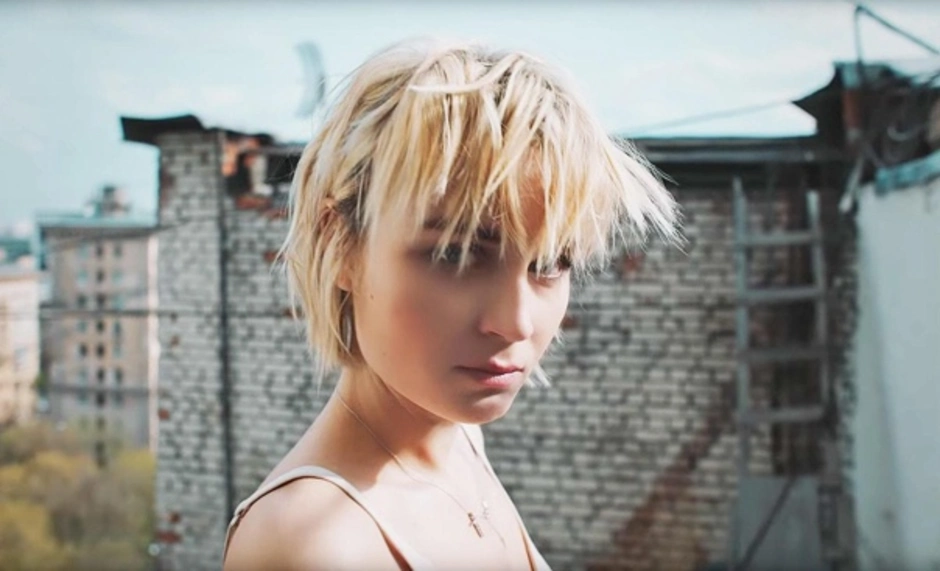 Полина гагарина с челкой
