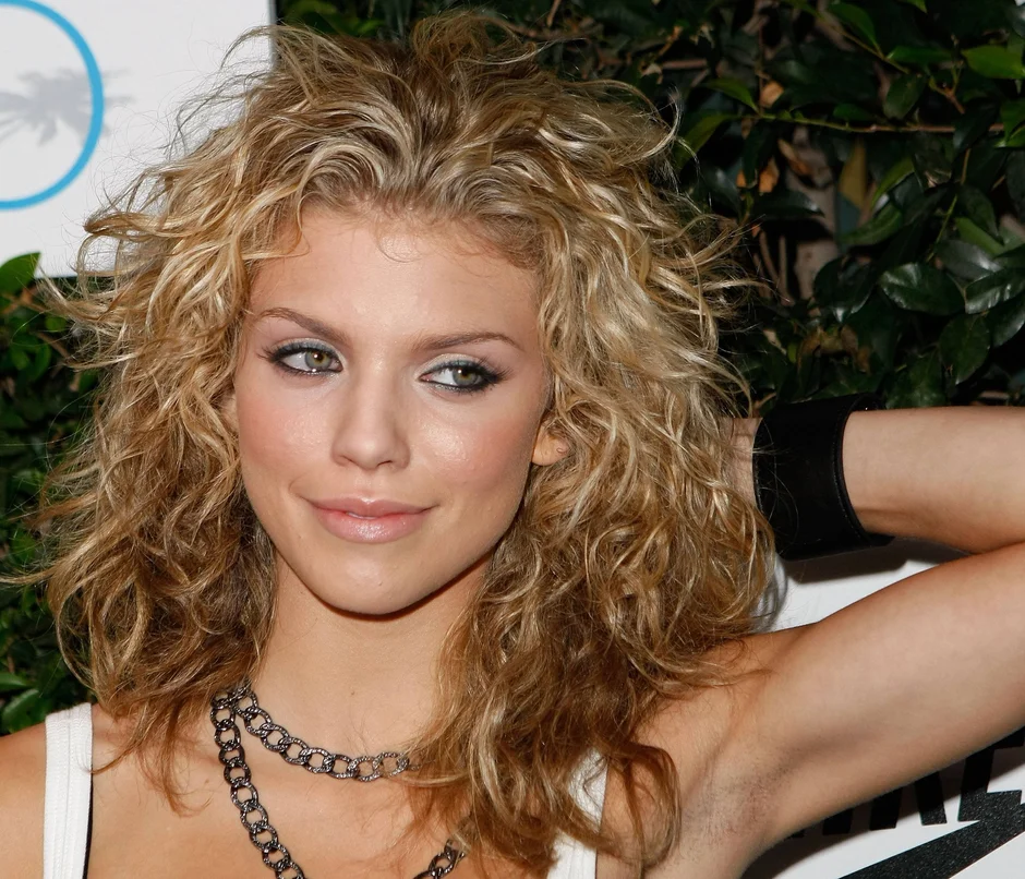 Annalynne mccord с широко открытым ртом