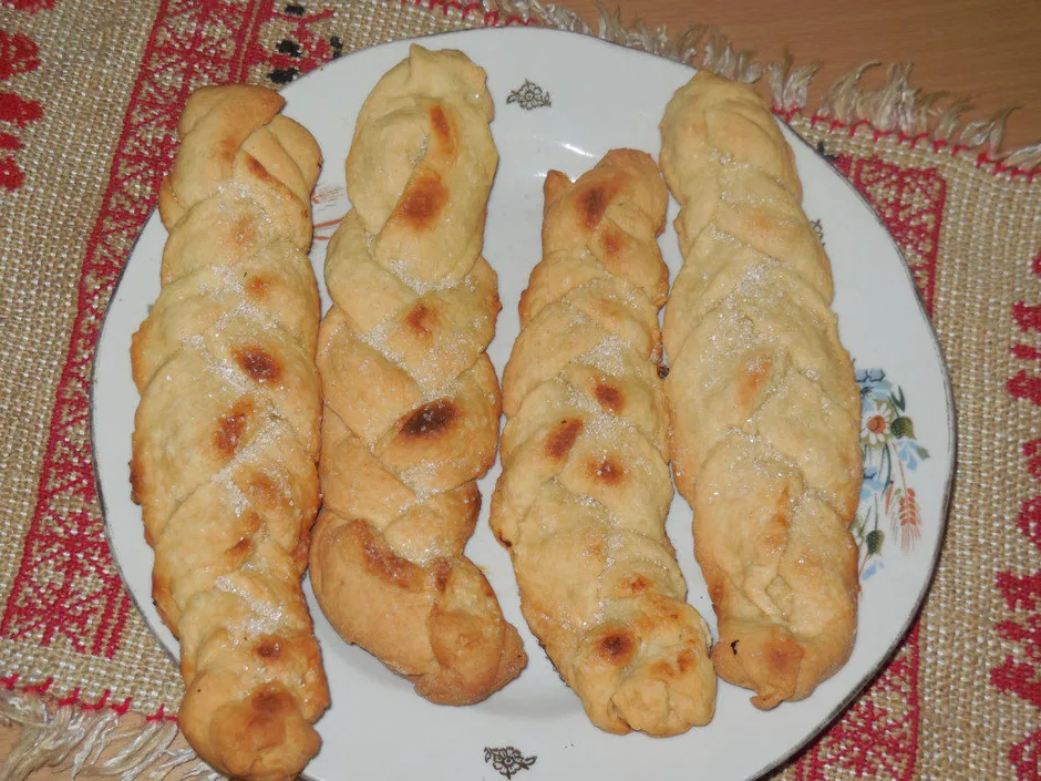 Сырные косички из теста