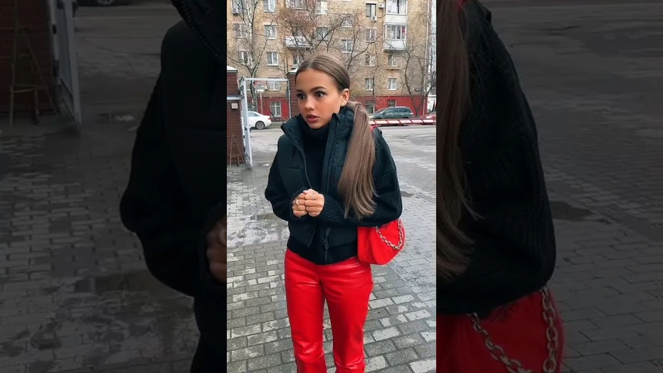 Валя карнавал в красном