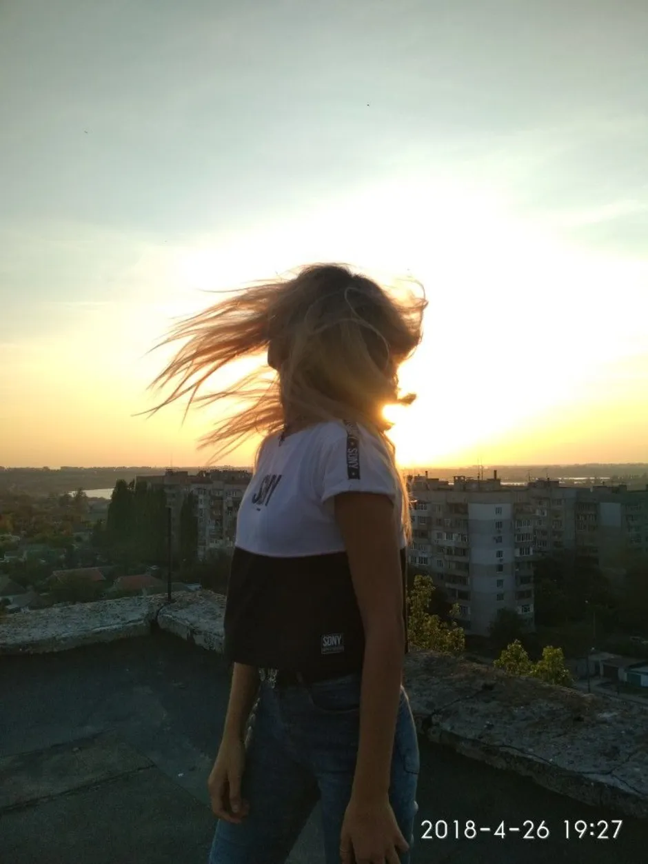 Девушка не видно лица