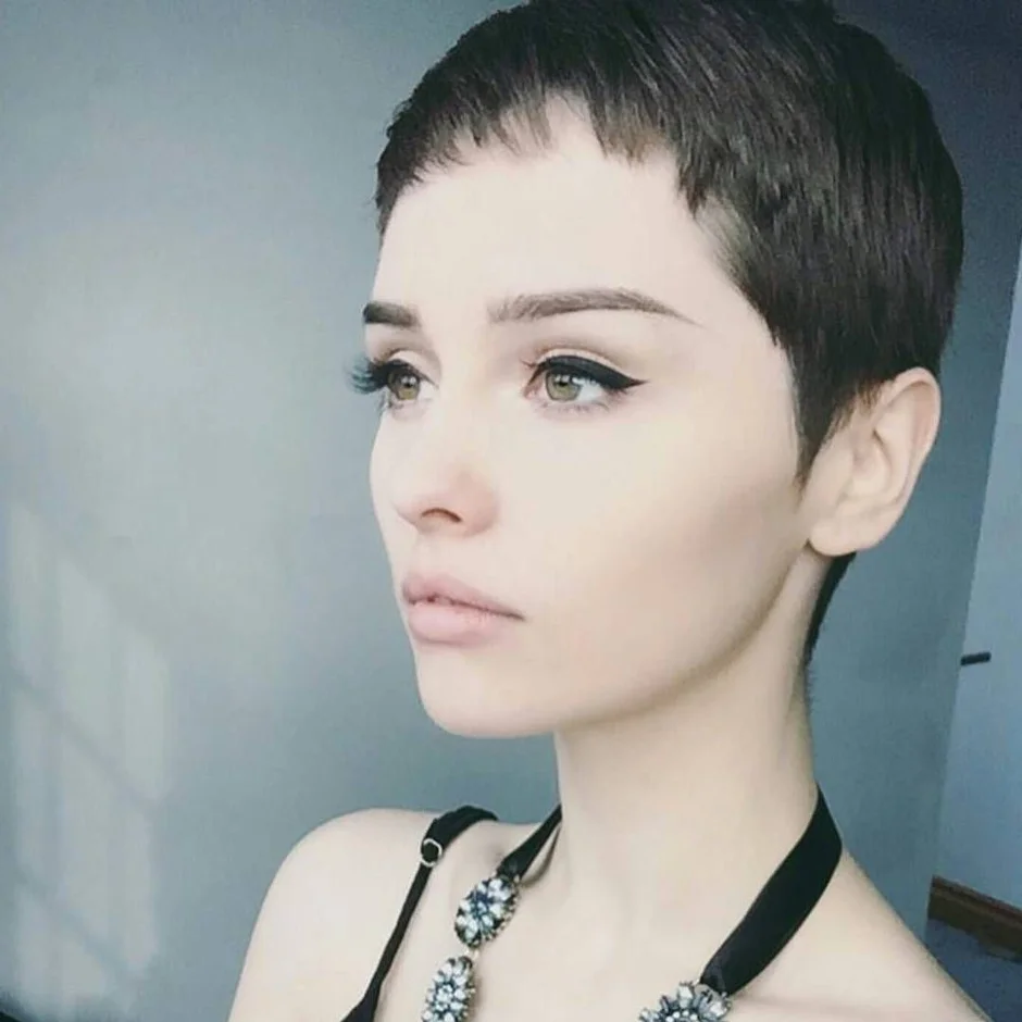 Девушка с короткой стрижкой