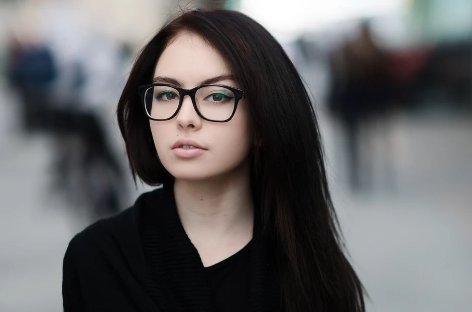 Девушка с очками