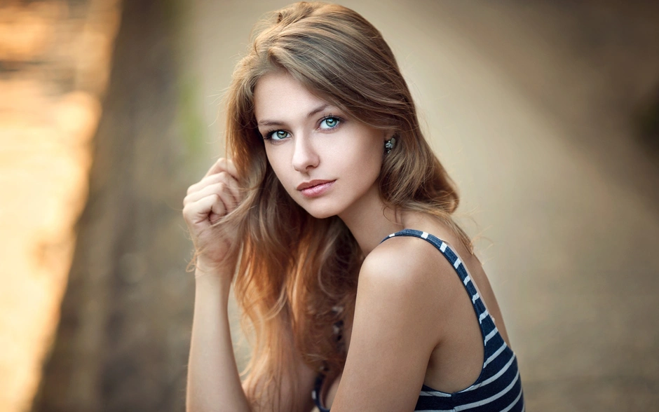 Шатенка красивая