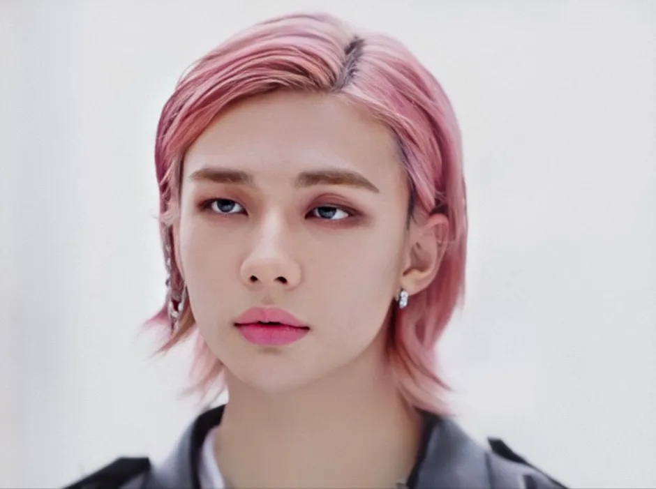 Hyunjin с розовыми волосами