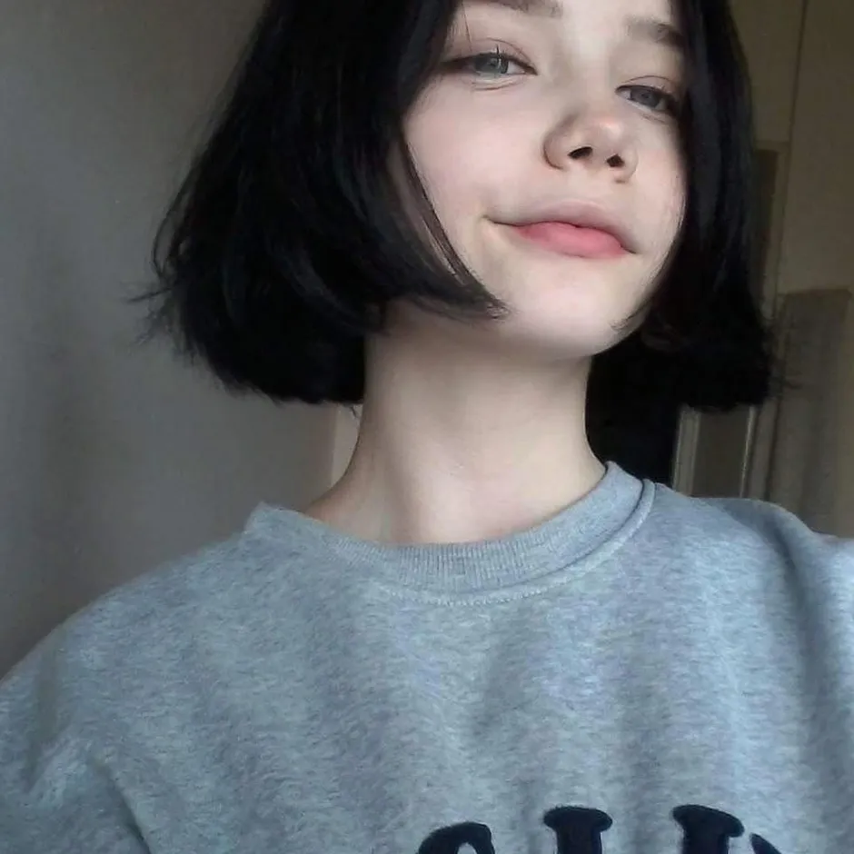 Короткие черные волосы