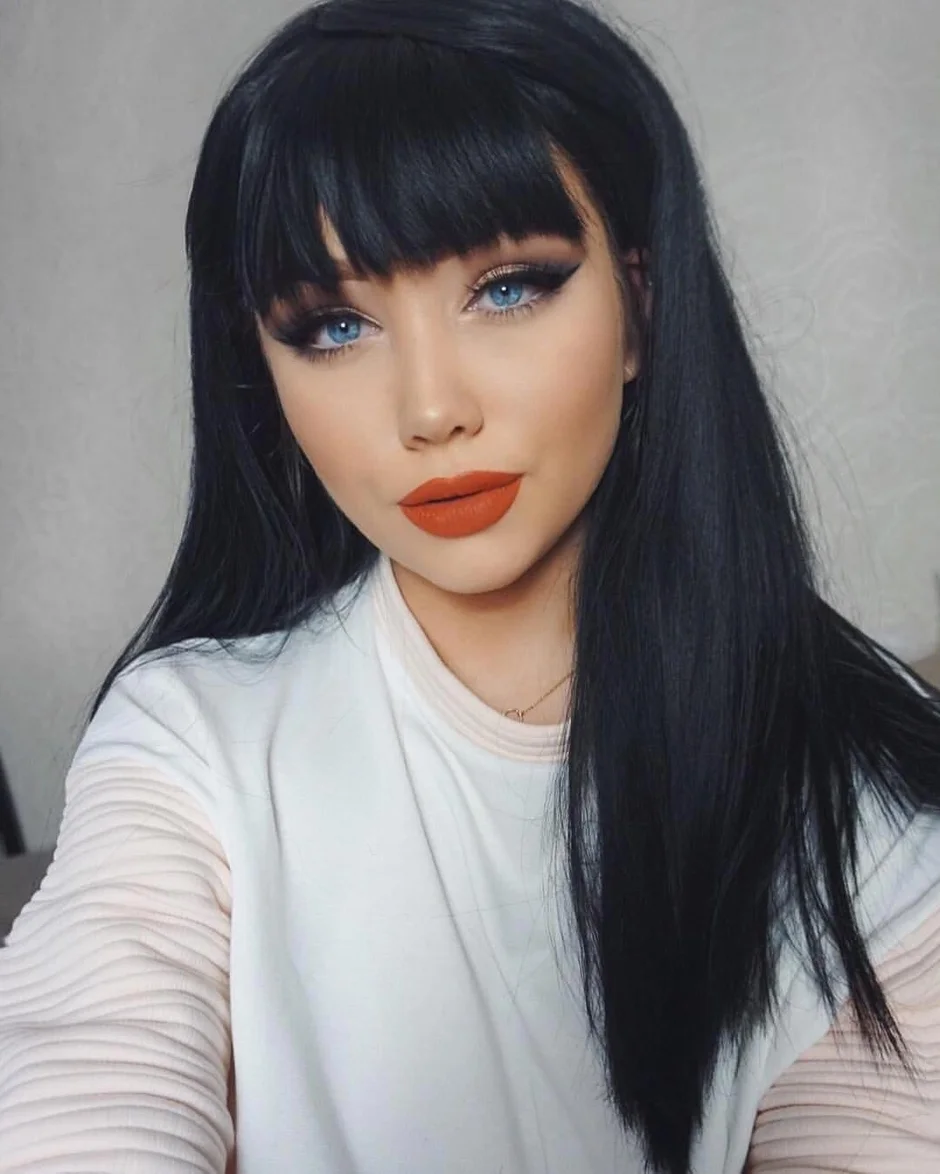 Черные волосы с челкой