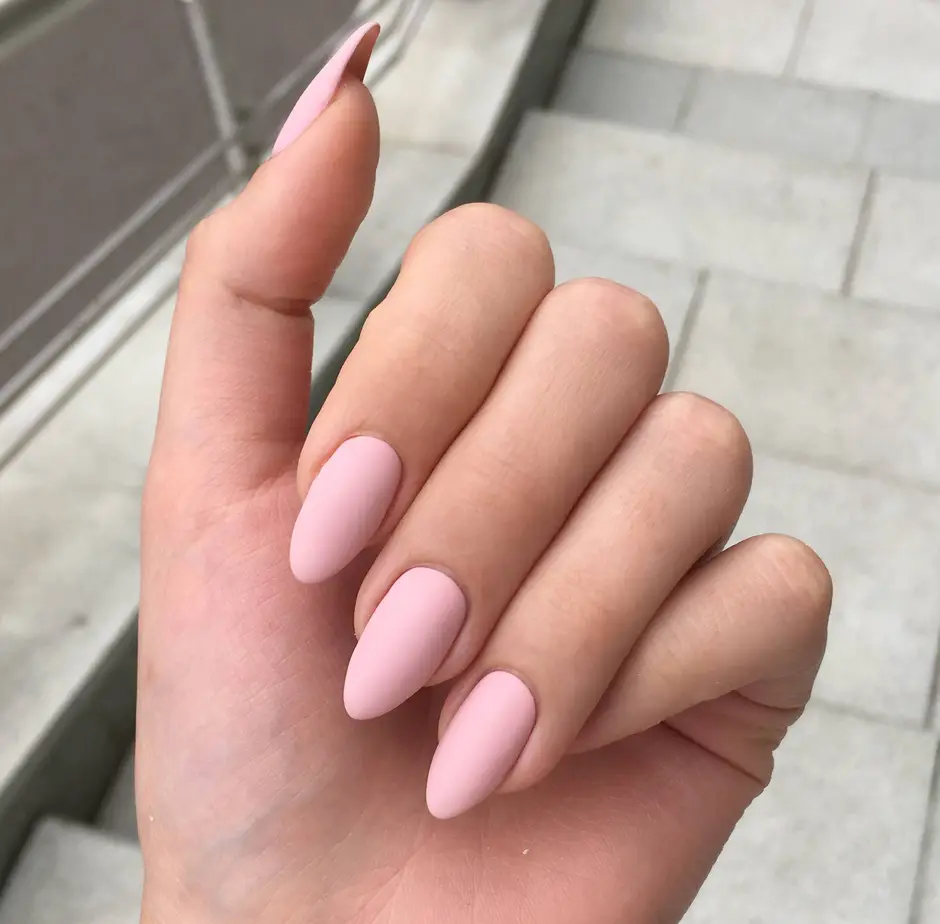 Миндальный маникюр однотонный