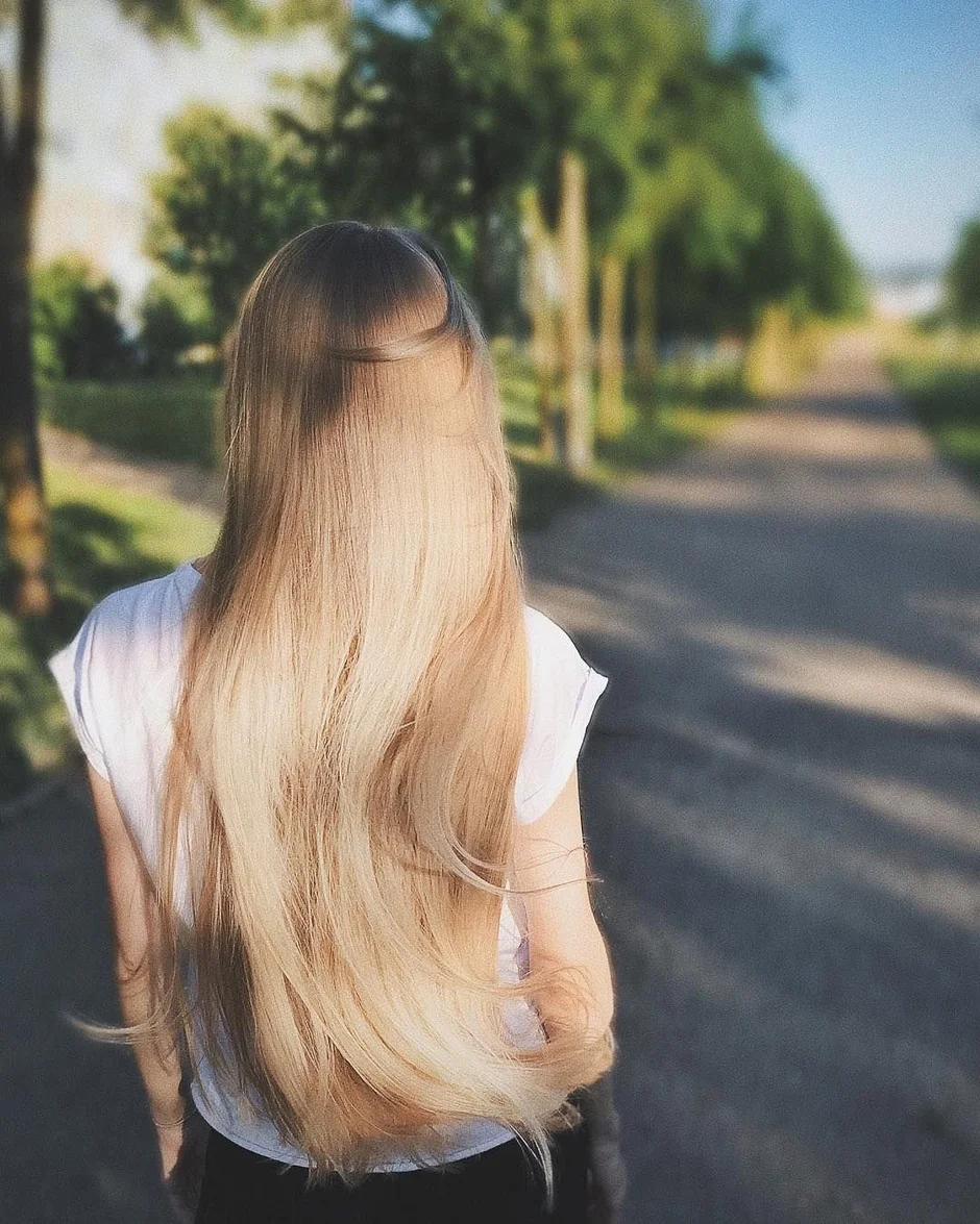 Девушка со светлыми волосами