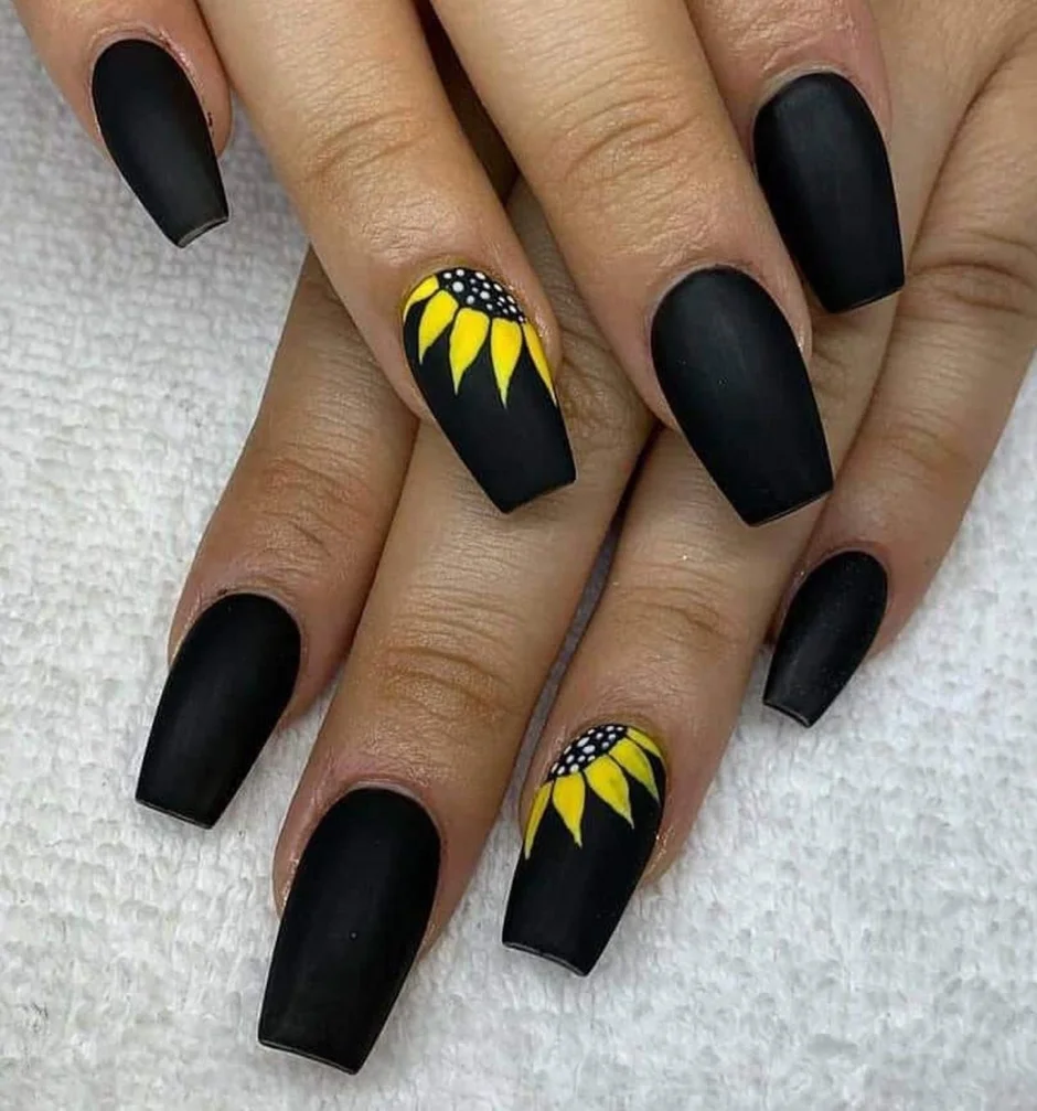Маникюр чёрный матовый