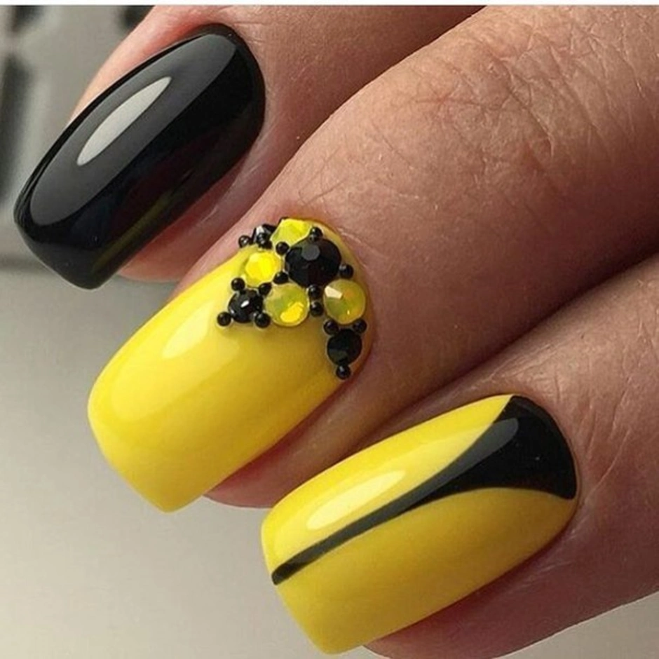 Черно желтые ногти