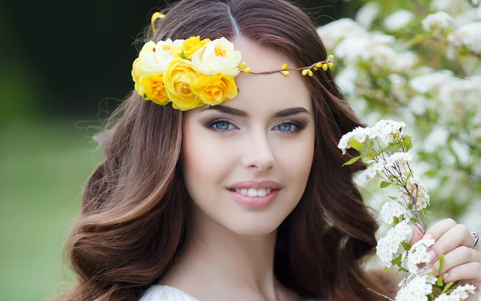 Шатенка красивая