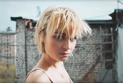 Полина гагарина стрижка каре фото