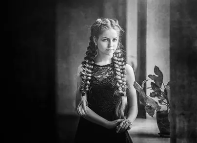 Фотки девочки с черными косичками