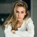 Блондинка с длинными волосами фото селфи