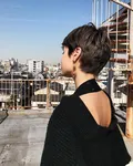 Фото девушки со стрижкой со спины