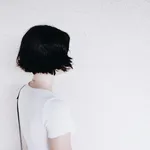 Девушка с короткими черными волосами фото