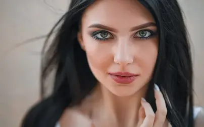 Темные волосы голубые глаза фото