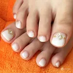 Белый педикюр фото
