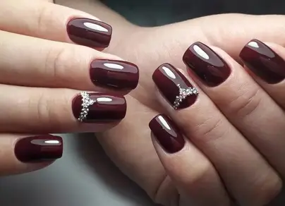 Бордовый маникюр на короткие ногти фото