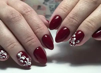 Бордовый маникюр на короткие ногти фото