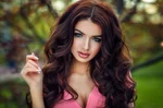 Фото женщины с каштановыми волосами